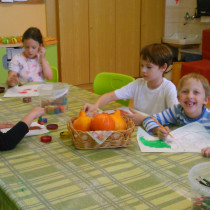 Dýňová dílnička školní družiny byla součástí podzimní dýňové slavnosti. I když nebo právě proto, že byla činnost v dílničce pro děti jednoduchá, bylo kolem stolu neustále plno.